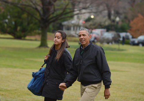 Tổng thống Obama và con gái Malia dắt tay nhau đi trên bãi cỏ phía Nam để về Nhà trắng hôm 4/1/2015