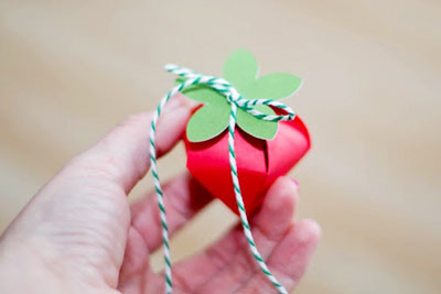 Gói quà hình quả dâu tây đáng yêu này là sự kết hợp giữa hình trái tim và bông hoa nhỏ. 
