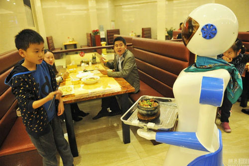 Tin tức khoa học công nghệ mới nhất hôm nay 26/11 cho biết một nhà hàng mới khai trương ở Trung Quốc sử dụng nhân viên phục vụ là robot khiến các thực khách rất thích thú