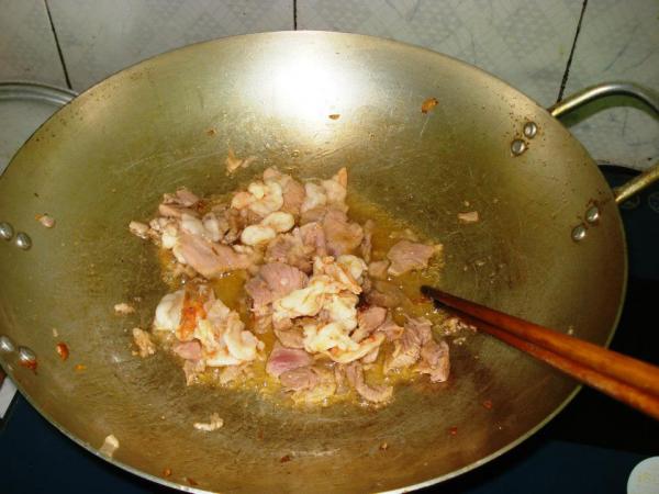 Đặt chảo lên phi thơm tỏi, cho thịt và tôm vào xào vừa chín tới, đến khi tôm chuyển màu đỏ cam thì vớt ra, để ráo dầu.