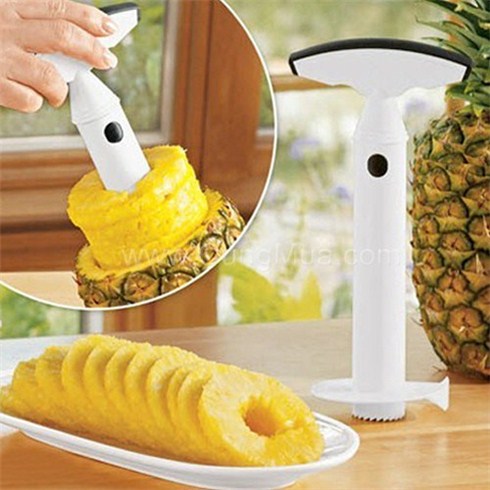 Dứa gọt vỏ, bỏ sạch mắt dứa, 1 nửa thái thành miếng vừa ăn, 1 nửa ép lấy nước cốt dứa. Dứa gọt vỏ, bỏ sạch mắt dứa, 1 nửa thái thành miếng vừa ăn, 1 nửa ép lấy nước cốt dứa.