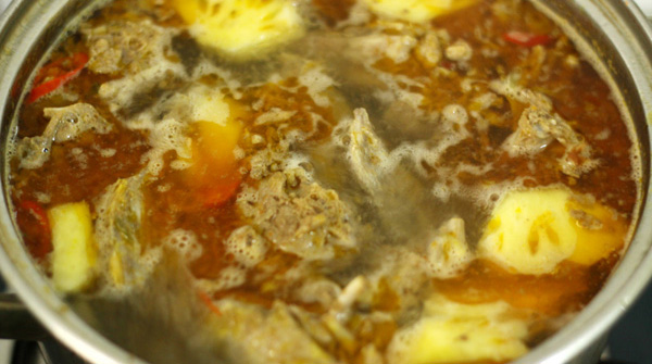 Vịt ướp lấy ra xào sơ cho săn lại. Sau đó, đổ nước ép dứa và nước cốt dừa cho ngập mặt thịt vịt. Đun nhỏ lửa cho tới khi thịt mềm thì cho dứa cắt miếng vào. Nêm thêm vào nồi 1 muỗng hạt nêm, tắt bếp. Vịt ướp lấy ra xào sơ cho săn lại. Sau đó, đổ nước ép dứa và nước cốt dừa cho ngập mặt thịt vịt. Đun nhỏ lửa cho tới khi thịt mềm thì cho dứa cắt miếng vào. Nêm thêm vào nồi 1 muỗng hạt nêm, tắt bếp.