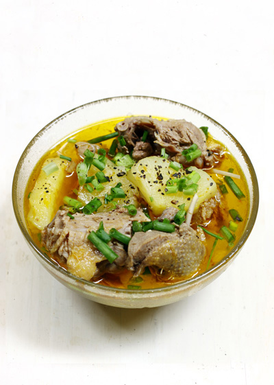 Múc vịt ra chén, cho hành lá cắt nhỏ vào cùng chút tiêu bột, ăn nóng kèm với cơm, bún hoặc bánh mỳ đều rất phù hợp. Múc vịt ra chén, cho hành lá cắt nhỏ vào cùng chút tiêu bột, ăn nóng kèm với cơm, bún hoặc bánh mỳ đều rất phù hợp.