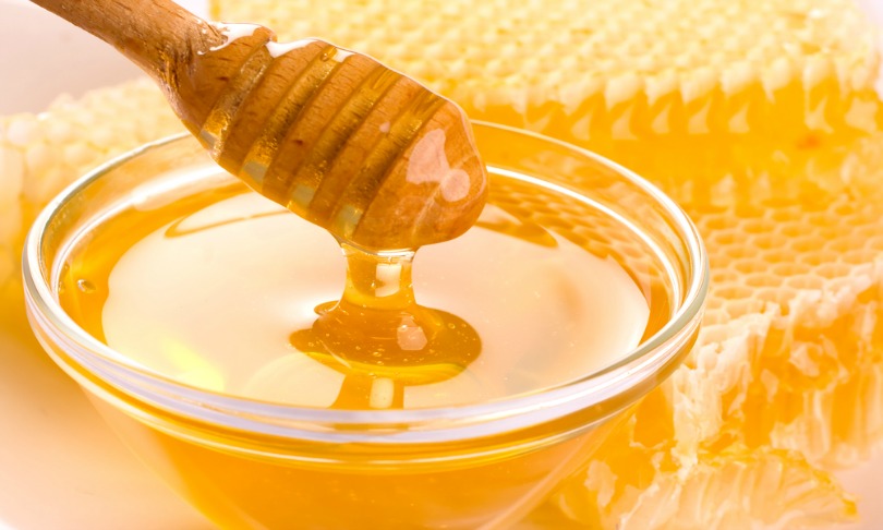 Tác dụng của mật ong giúp các chị em có làn da mặt mịn màng