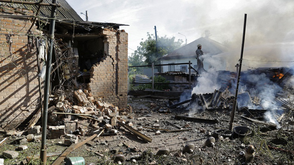 Những ngôi nhà tan hoang sau cuộc nã pháo của quân đội Ukraine