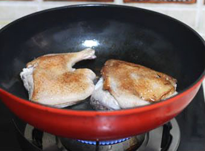 Cho một chút dầu vào chảo, áp chảo to lửa vịt cho săn và chắc miếng thịt vịt, khi hầm ít bị ngót.