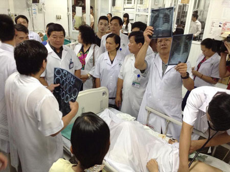 Các chuyên gia giỏi nhất của BV Bạch Mai, BV Việt Đức hỗ trợ Bệnh viện Đa khoa Lào Cai cứu chữa các nạn nhân