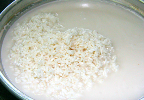 Gạo nếp, đỗ xanh cho riêng ra hai rổ, hai chậu sạch. Nhặt bỏ những hạt gạo xấu, hay sạn lẫn trong gạo và đỗ. Sau đó cho vào ngâm nước riêng khoảng 3 tiếng rồi đãi sạch. Để ráo nước.