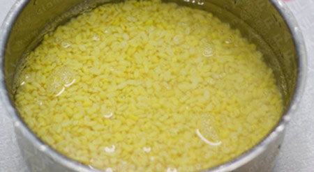 Trộn chung gạo với đỗ xanh, xóc vào gạo và đỗ một ít muối và đường rồi cho lên chõ hấp chín.