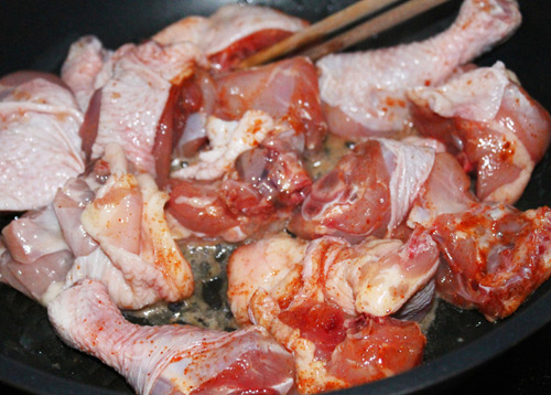 Bật bếp, đặt chảo và cho 1 chút dầu ăn vào chảo. Cho thịt gà vào áp chảo khoảng 20 phút. Trở các mặt để thịt chín đều.