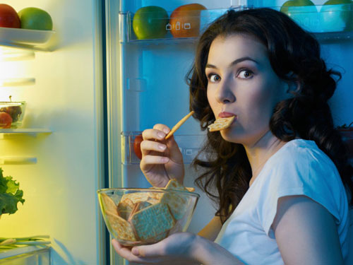 Thói quen ăn đêm có thể gây ra nhiều nguy hại sức khỏe