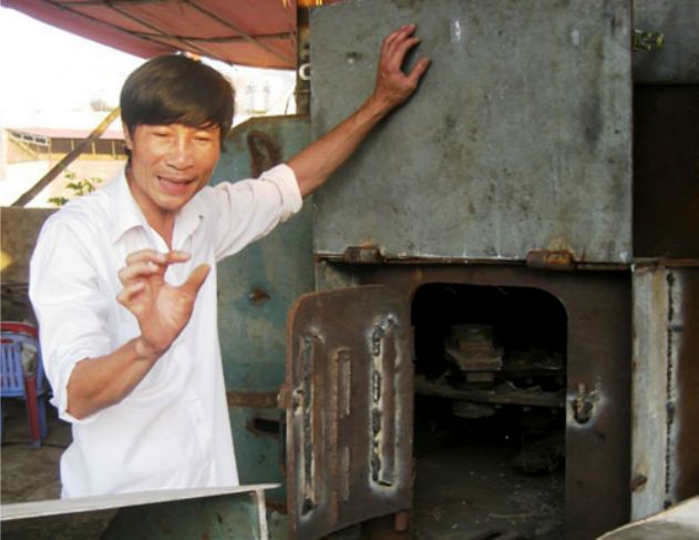 Anh Ngô Thái Nguyên bên cạnh chiếc máy xử lý rác thải của mình