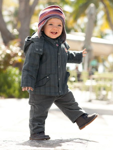 Khi chọn áo khoác cho bé cần chọn chiếc rộng thoải mái để bé cử động dễ dàng