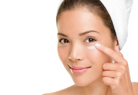 Nên chọn kem dưỡng ẩm an toàn tuyệt đối cho vùng da mắt, giúp chị em sở hữu đôi mắt khỏe đẹp
