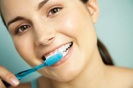 Người dùng cần lưu ý chải răng thường xuyên và đúng cách để bảo vệ hàm răng của mình. Ảnh minh họa