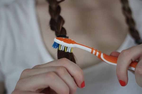 tạo kiểu tóc độc đáo từ bàn chải đánh răng