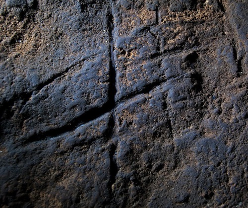 hình khắc trên đá của người Neanderthal được tìm thấy trong hang Gorham