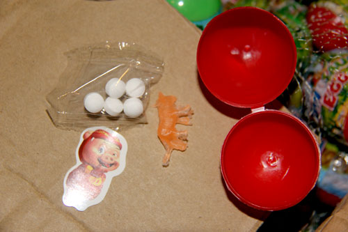 Nhiều loại bánh kẹo Trung Quốc bày bán tại cổng trường học bán cho trẻ em