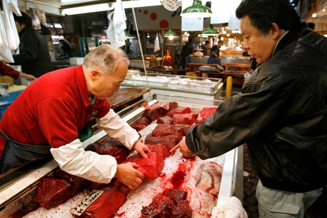Thịt cá voi được bày bán ở chợ Nhật Bản.
