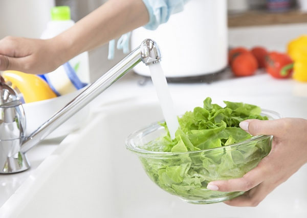 Lưu ý sử dụng nước sạch để rửa sẽ giúp bảo quản thực phẩm Tết được lâu hơn