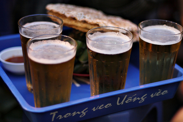 Phố Tạ Hiện (khu vực phố cổ Hà Nội) sầm uất với hoạt động kinh doanh bia cỏ trên vỉa hè, thu hút đông đảo khách du lịch nước ngoài.