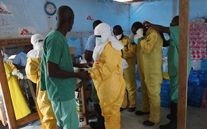 Các bác sĩ ở Liberia điều trị cho các nạn nhân nhiễm Ebola