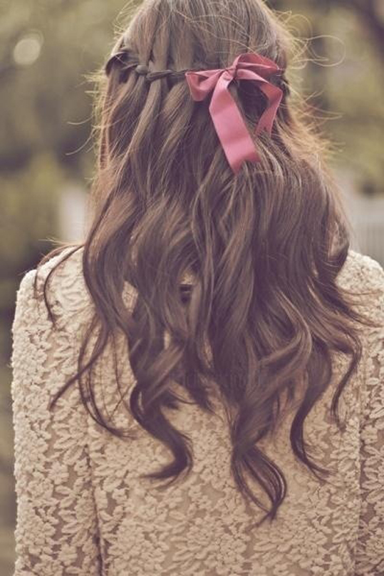 Tóc tết thác nước là một trong các kiểu tóc đẹp cho bạn gái trẻ trung, nữ tính