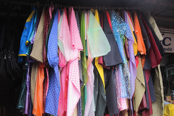 Thị trường áo mưa trên cả nước đang diễn ra sôi động trong mùa mưa bão