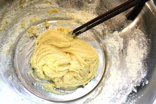 Cho dầu ăn, nước đường, baking soda, ½ lòng đỏ trứng vào một chiếc bát to quấy đều