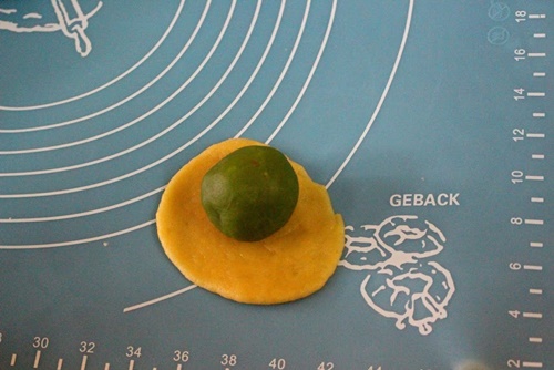 Chia bột thành từng miếng nhỏ, vo tròn rồi cán bột dẹt xuống 