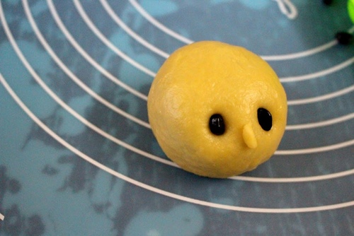 Tạo hình gà con như hình thật khéo léo