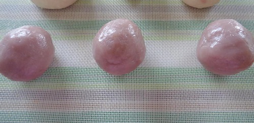 Chờ nhân hơi nguội thì vo viên kích cỡ tùy theo khuôn bánh đã chuẩn bị Chờ nhân hơi nguội thì vo viên kích cỡ tùy theo khuôn bánh đã chuẩn bị