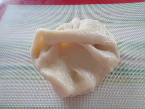 chờ bột hơi nguội thì manng bao tay nhồi cho bột mịn dẻo chờ bột hơi nguội thì manng bao tay nhồi cho bột mịn dẻo