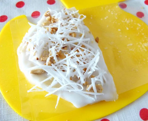 Cho đậu phộng đã giã nhỏ lên trên cùng dừa nạo để món kem chuối thơm ngon 