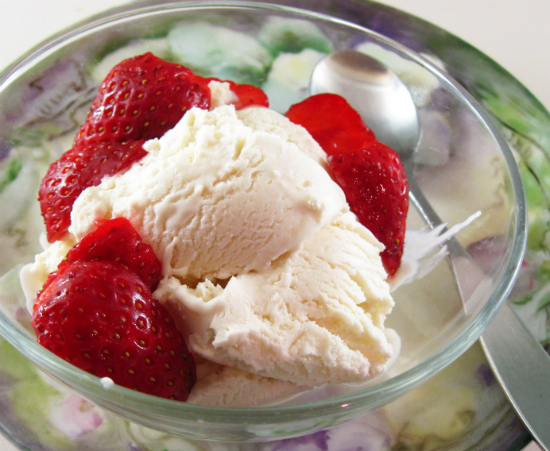 Với cách làm kem sữa chua đơn giản, mọi người sẽ có ngay món kem ngon và bổ dưỡng cho ngày hè