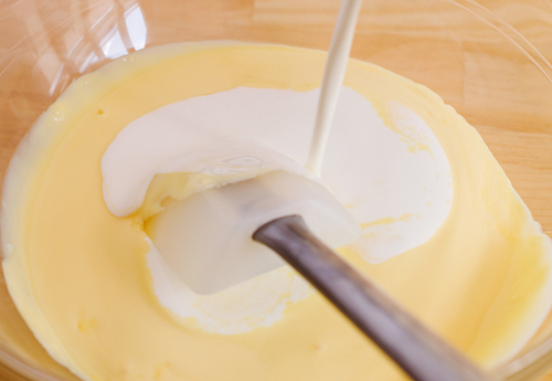 Trộn hỗn hợp sữa trứng với hỗn hợp chanh đường 