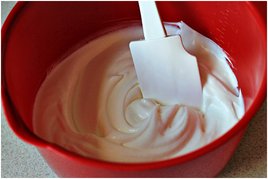Trộn hỗn hợp kem tươi, sữa tươi và sữa chua đánh thật đều tay