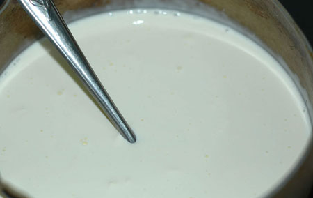 Pha kem tươi với sữa tươi và đường, nếm cho độ ngọt phù hợp với khẩu vị