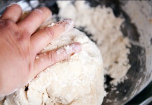 Trộn các loại bột và men nở với nhau để làm vỏ bánh.
