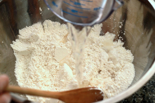 Cho phần nguyên liệu của bột vỏ vào tô, trộn đều và nhồi thành một khối 