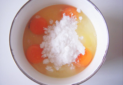 Đánh tan trứng với đường và muối cho nổi bọt rồi đổ sữa vào trộn đều.