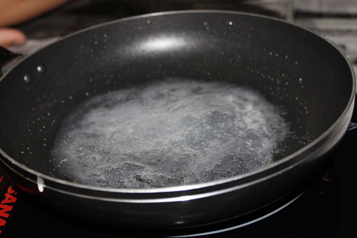Bắc chảo lên bếp, điều chỉnh lửa vừa phải. Dùng giấy bếp thấm chút dầu thoa một lớp nhẹ lên chảo. Mỗi lần múc bột vào chảo thì nên khuấy đều tô bột vì bột thường lắng bên dưới.
