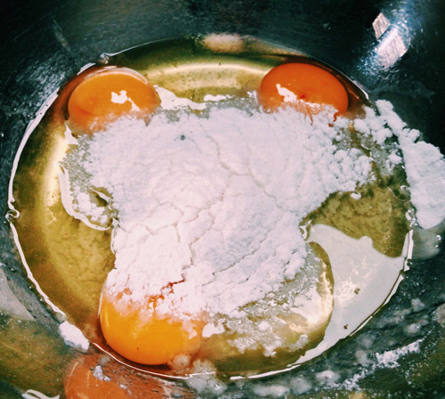 Trước tiên hãy bật lò nướng ở 170 độ. Cho đường, bột và trứng vào tô lớn.