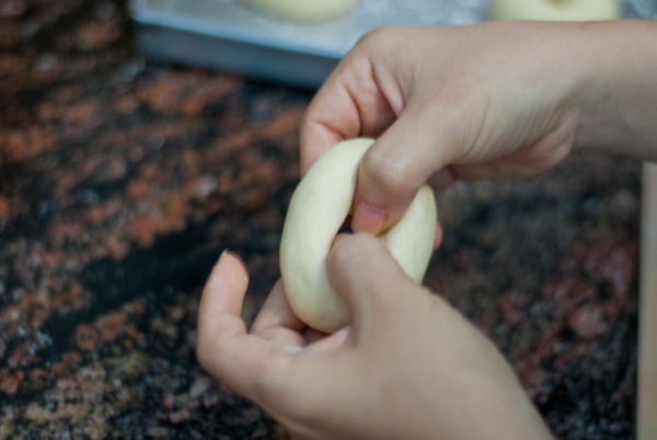 Dùng tay tạo lỗ tròn cho bánh.