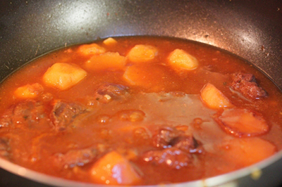 Cho 1 chút dầu ăn rồi cho cà chua nấu cùng, sau đó đổ thịt bò vào xào qua, cho thêm nước rồi hầm thịt bò cho chín mềm và nêm lại gia vị cho vừa miệng.