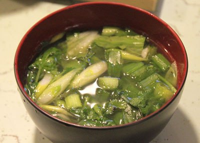 Phần nước dùng nêm gia vị lại cho vừa ăn, múc một ít nước súp ra bát, rắc hành lá thêm rau mùi vào.
