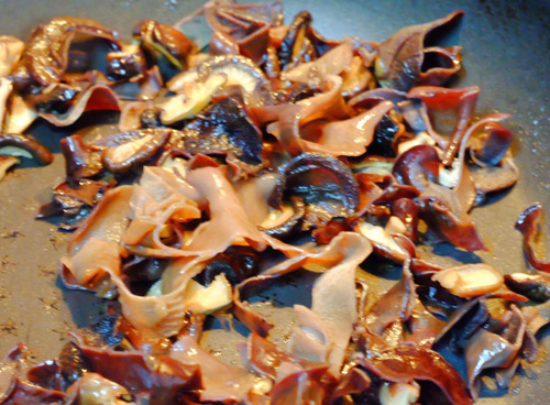Xào nấm cũng là khâu quan trọng trong cách nấu thịt đông thơm ngon cho ngày Tết