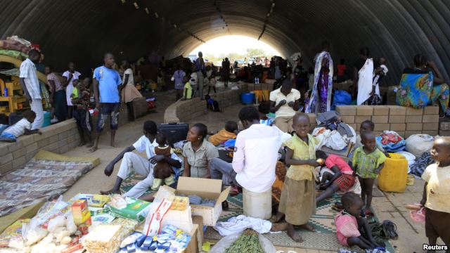 Người tị nạn bên trong nhà kho của Liên Hiệp Quốc ở ngoại ô thủ đô Juba 