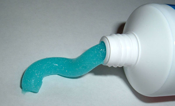 Thành phần hạt nhựa trong kem đánh răng có thể gây viêm lợi