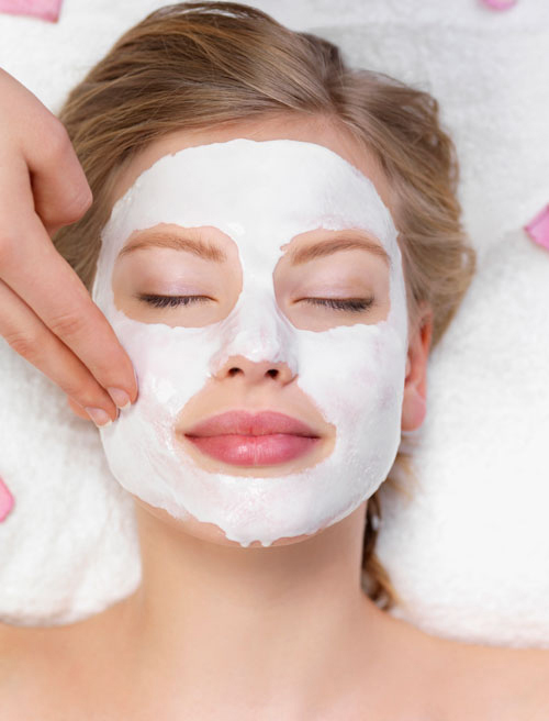 Đắp mặt nạ là một cách chăm sóc da cô dâu hiệu quả